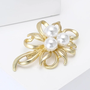 Elegant matte gold flower brooch with white pearls for women's suits and sweaters