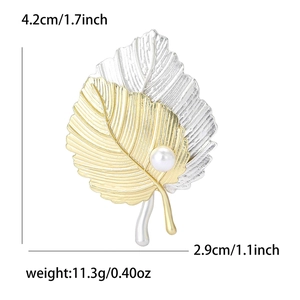 Broche feuille bicolore mate avec perle et dimensions indiquées sur fond blanc