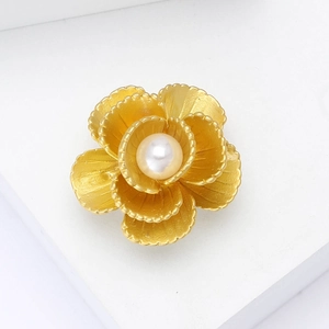 Spilla floreale in oro opaco da donna con perla bianca e texture in metallo spazzolato