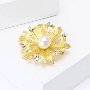 Exquisite matte gold alloy flower brooch with central pearl and rhinestones for women