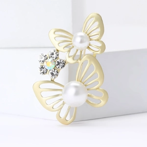 Élégante broche papillon dorée avec perles et strass floraux pour vêtements de femmes