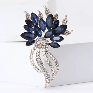Broche fleur élégante en or rose avec pétales bleu foncé et pompons en cristal brillant