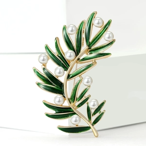 Élégante broche feuille dorée avec émail vert et onze perles blanches sur socle blanc