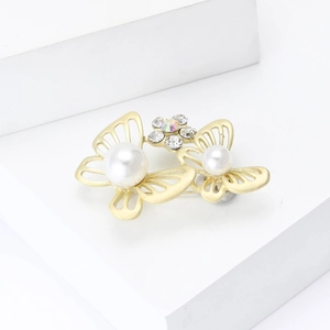 Broche papillon dorée exquise avec perles et cristaux sur support géométrique