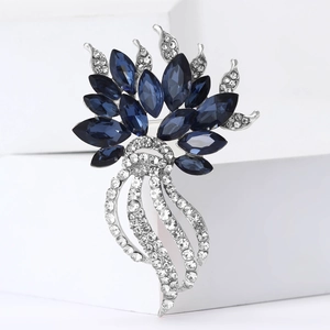 Broche fleur élégante avec cristaux bleus et glands en strass argentés pour robes de soirée