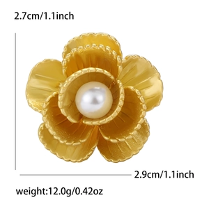 Spilla a fiore in oro opaco con perla centrale e petali testurizzati da donna