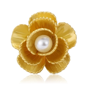 Squisita spilla a camelia in oro opaco e smalto con una grande perla bianca centrale
