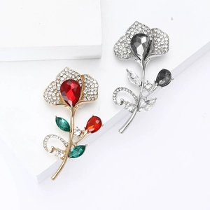 Exquisite flower brooch with rhinestones in gold and silver finishes for women's suits