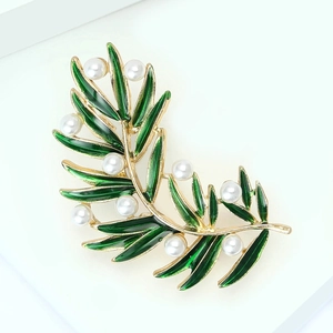 Broche élégante en forme de feuille dorée avec émail vert et perles blanches pour costumes