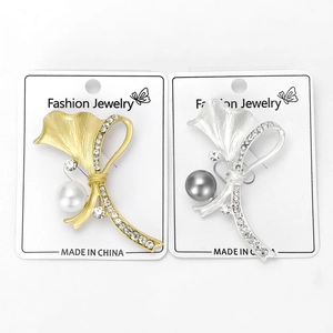 Détail de broches feuilles de ginkgo mates or et argent avec perles et cristaux