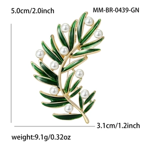 Broche élégante branche dorée avec émail vert et perles blanches pour tailleur chic