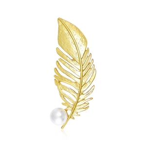 Élégante Broche Plume en Alliage Avec Künstliche Perle Artificielle Texture de Feuille Doré Argenté Mat Épinglette Bijoux de Mode Femme