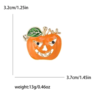 Broche citrouille d'Halloween en émail orange et feuilles vertes sur fond blanc