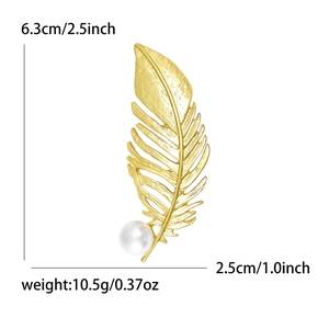 Broche plume dorée élégante avec perle blanche et texture métallique réaliste