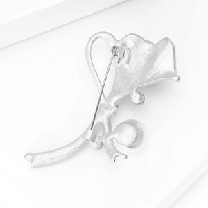 Vue détaillée de l'arrière de la broche feuille argent mat avec fermoir sur fond blanc
