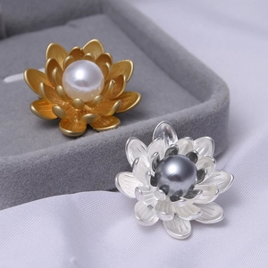 Vintage Matte Flower Brooch With Faux Shell Artificial Pearl Inlay Elegant Alloy Lotus Pin For Women Coat Suit Dress Jewelry