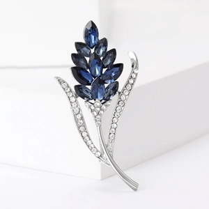 Detaillierte Makroansicht der Weizenbrosche mit dunkelblauen Kristallen und Pavé-Diamanten