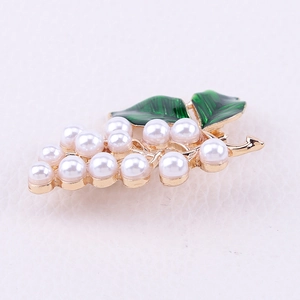 Détail de l'élégante broche grappe de raisin avec perles et feuilles en émail vert