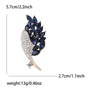 Exquise broche plume plaquée or avec cristaux bleus et strass blancs, taille de 5,7 cm