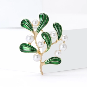 Eleganter Gold-Pflanzenbrosche mit grünen Emaille-Blättern und weißen Perlen