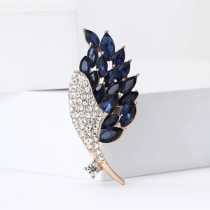 Broche en plume en alliage doré avec cristaux bleu foncé et strass scintillants