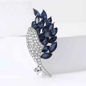 Broche élégante en alliage argenté avec cristaux bleu marine et strass blancs en feuille