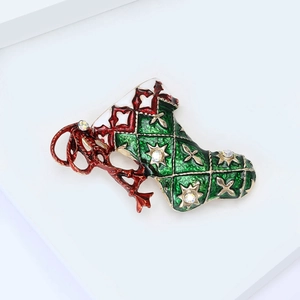 Weihnachtssocken Brosche mit Kristallen und rot-grünem Emaille in Gold-Ausführung