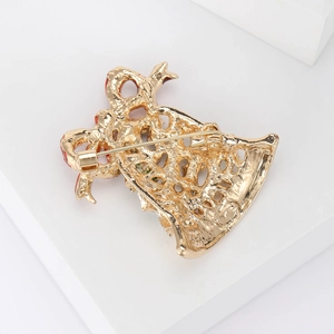 Broche de cloche de Noël dorée avec émail rouge et fermoir à épingle au dos de la pièce