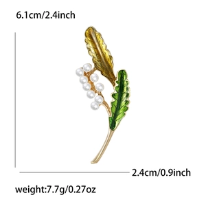 Broche élégante en émail vert avec perles d'imitation blanches et placage d'or