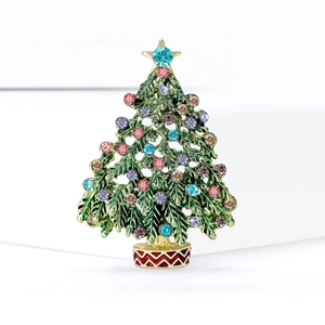 Goldene Weihnachtsbaum-Brosche mit grünem Emaille und bunten Strasssteinen auf Weiß