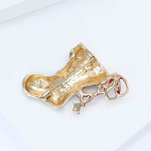 Rückansicht der goldenen Weihnachtsstrumpf-Brosche mit Anstecknadel und Metallstruktur