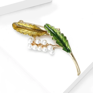 Broche élégante en émail vert et feuilles dorées avec perles blanches pour costumes