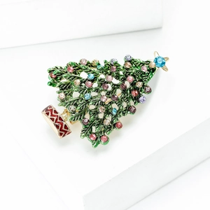 Weihnachtsbaum-Brosche aus grünem Emaille mit bunten Strasssteinen auf weißem Sockel