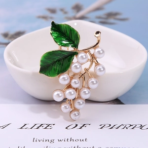 Broche raisin élégante en or avec feuilles émaillées vertes et perles blanches