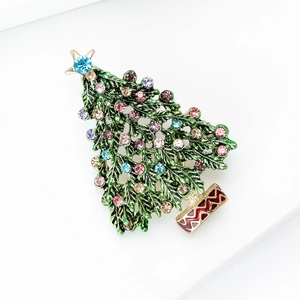 Eleganter Weihnachtsbaum-Anstecknadel mit grünem Emaille und bunten Strasssteinen auf Weiß