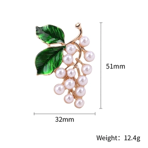 Broche raisin élégante en plaqué or avec perles blanches et feuilles d'émail vert