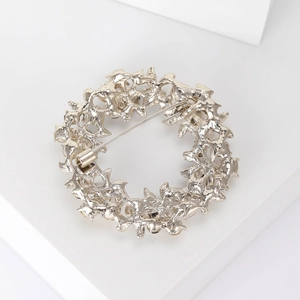 Elegante spilla a corona floreale argento con strass e chiusura a spillo per abiti