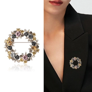 Spilla ghirlanda floreale elegante con strass multicolore per abiti e completi