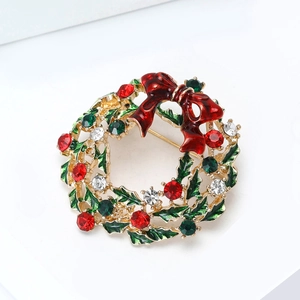 Spilla a ghirlanda di Natale con smalto verde, fiocco rosso e strass scintillanti