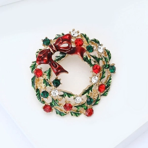 Elegante spilla ghirlanda di Natale con strass colorati e fiocco rosso su base in lega dorata