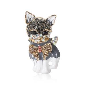 Broche chat en émail à la mode avec cristaux colorés et finition dorée élégante