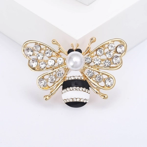 Broche abeille dorée raffinée avec des strass étincelants et une grande perle blanche
