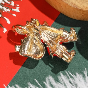 Vue arrière d'une broche cloche de Noël plaquée or avec fermoir de sécurité robuste
