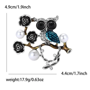 Vue détaillée de la broche hibou indiquant les dimensions de 4,9 cm de haut et 4,4 cm
