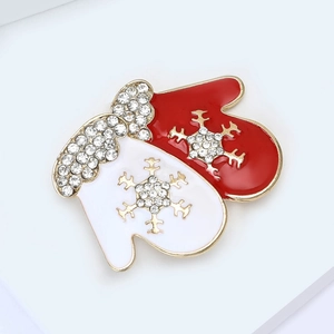Broche gants de Noël avec émail rouge et blanc et motifs de flocons dorés