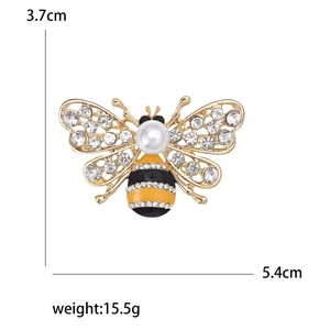 Exquise broche abeille dorée avec tête en perle et ailes en cristal et détails en émail