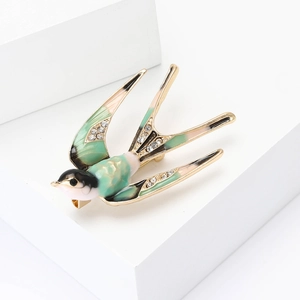 Broche hirondelle élégante en émail vert et strass brillants pour vestes femme