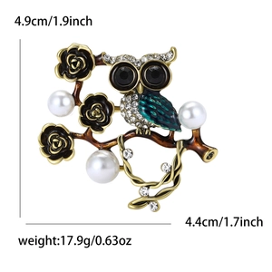 Broche chouette dorée avec ailes en émail et perles sur branche de rose noire