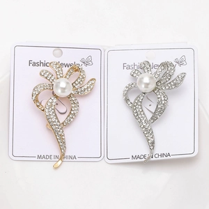 Détail de broches nœuds élégantes en or et argent avec strass et perles blanches