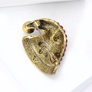 Vue détaillée du dos d'une broche bonnet de Noël avec strass et fermoir épingle de sûreté